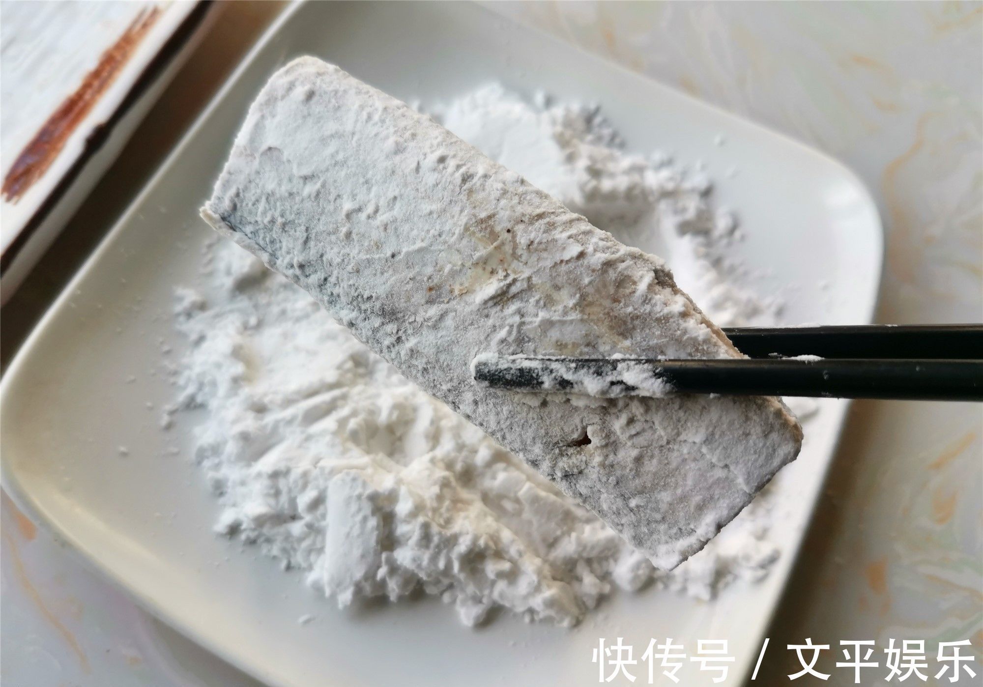 金黄|干炸带鱼的家常做法，简单实用，带鱼金黄酥香，吃的鱼刺都不剩