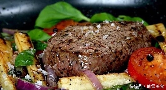 朋友吃牛排,坚持要十分熟,服务员一脸尴尬,老板却问:同行?