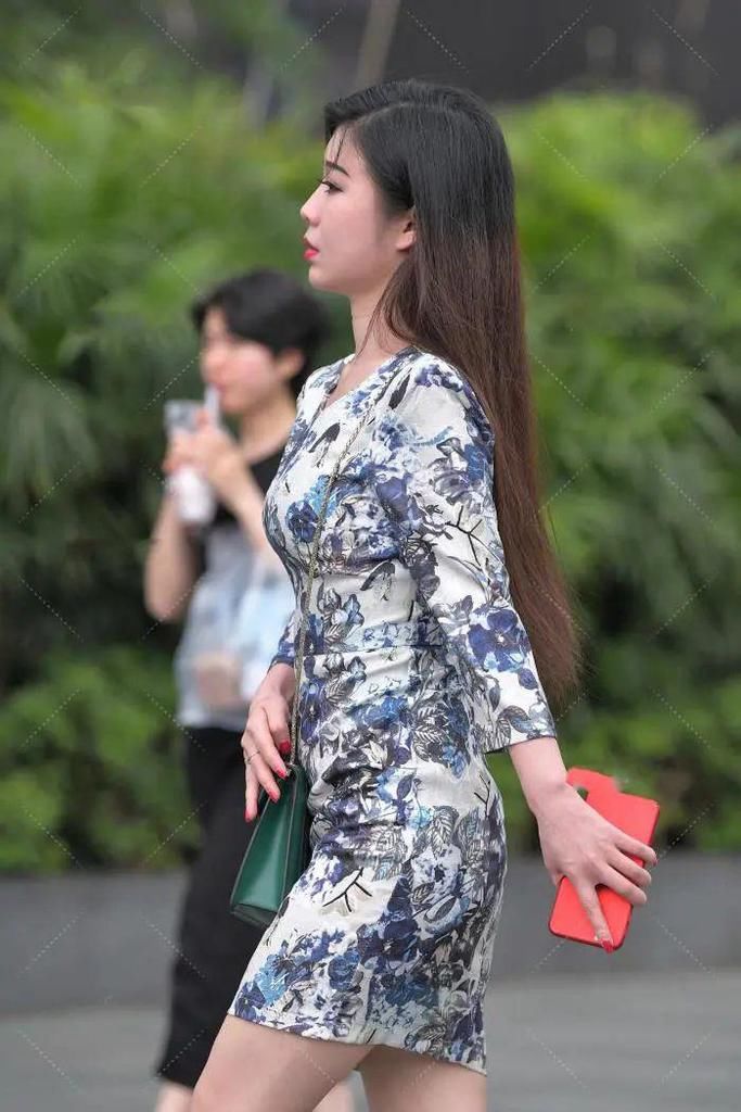 深蓝印花长袖连衣裙搭高跟鞋，显瘦显气质，更加的优雅气派