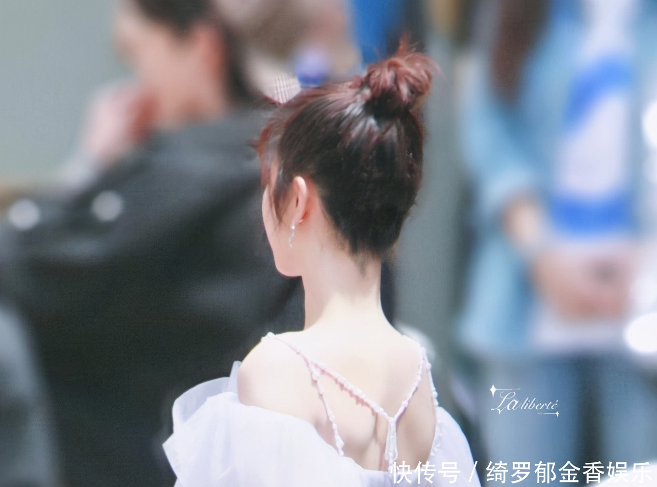 娜扎|杨紫新综艺路透曝光，仙女风和民国风任意切换，却意外撞衫娜扎！