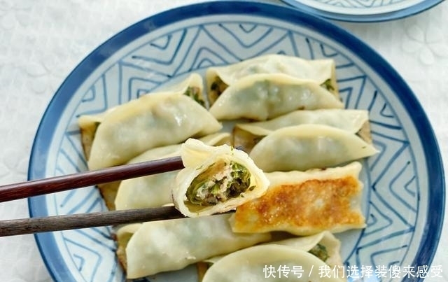 三月,这野菜鲜美可口,做成锅贴鲜嫩多汁又美味,吃货不要错过