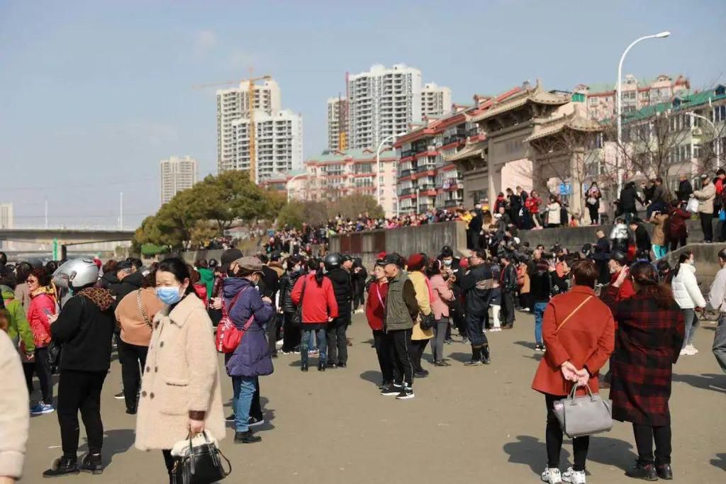 中年|两万多人涌入……封闭！