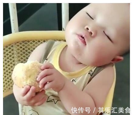 妈妈|一岁萌娃迷人表情走红,妈妈“逗娃”手法引争议,网友:我也要!