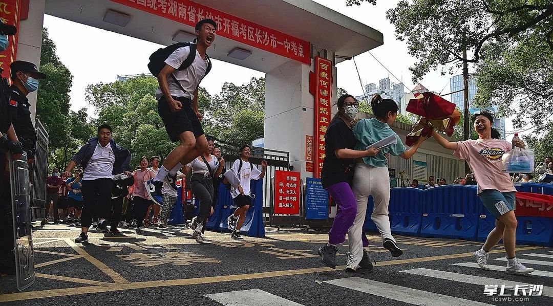 学校|长沙这位高考考生有“特殊待遇”！学校为他改修了一条路……