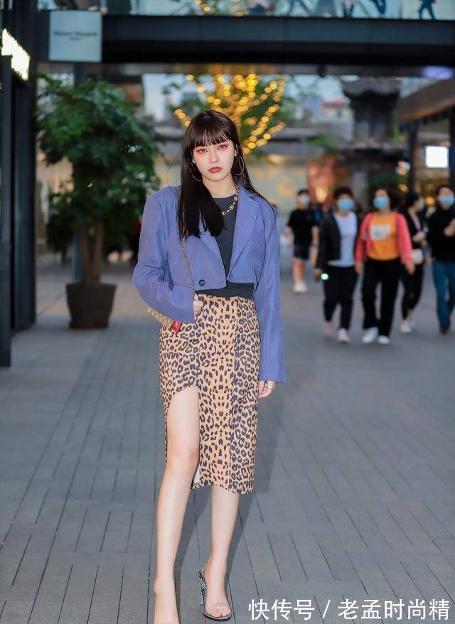 魅力 高跟鞋的魅力在于,搭配起来可优雅可甜心,一双长腿尽显身材比例