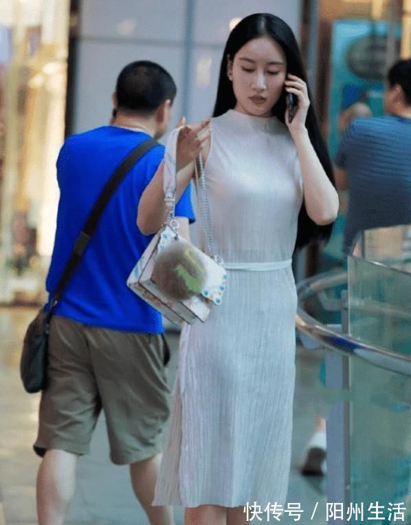 开叉 表姐为凉快穿“纸糊”的裙子,还要在一旁“剪”一道大口子