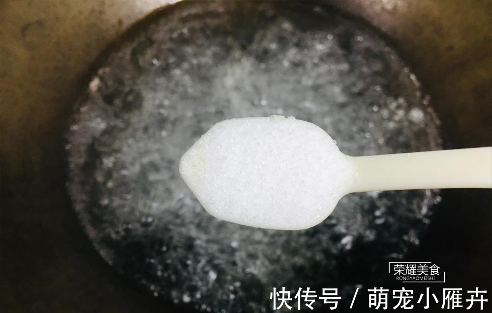 炒空心菜,直接炒就不对了,多加一个步骤,翠绿不发黑,十分脆嫩