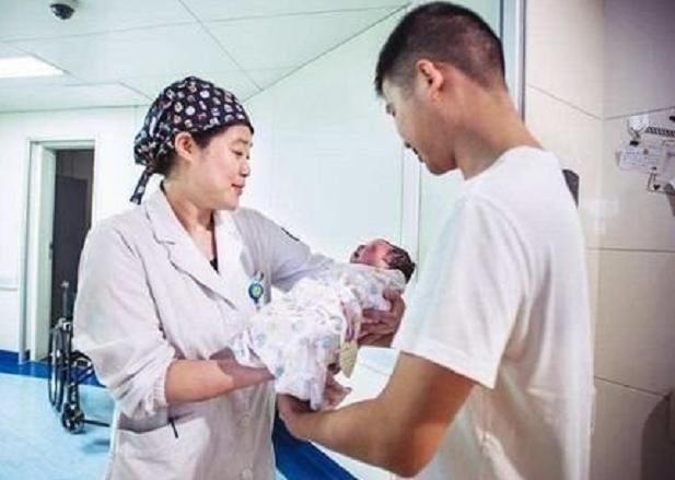 三个月|为啥一横着抱宝宝就哭?这个角度看“世界”,就懂娃的“恐惧”了