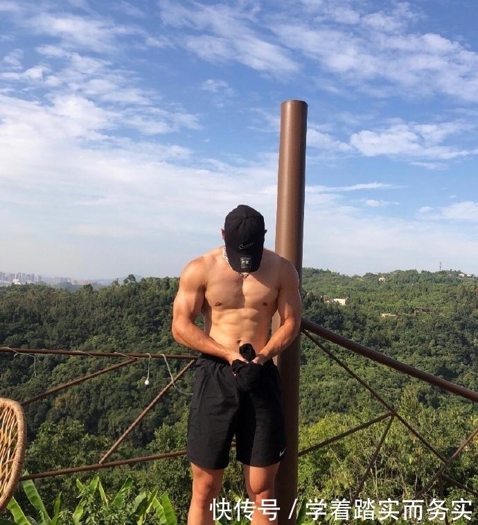学霸|四川师范大学肌肉学霸，24岁健壮大长腿，这霸气麒麟臂胸肌也太可了！