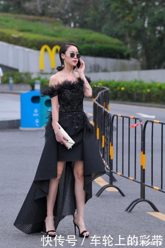 衬托|黑色连衣裙,搭配一字带凉鞋,衬托身材还有气质