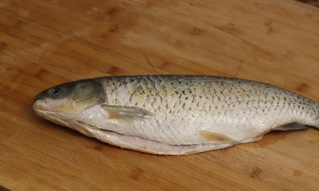 给鱼去腥,最忌讳放酒和醋,学会这几招,鱼肉鲜嫩没腥味