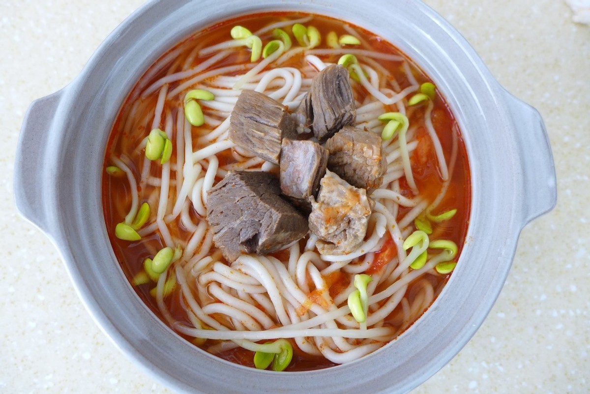 一碗热气腾腾的番茄牛肉面,简单好吃,连汤都不剩