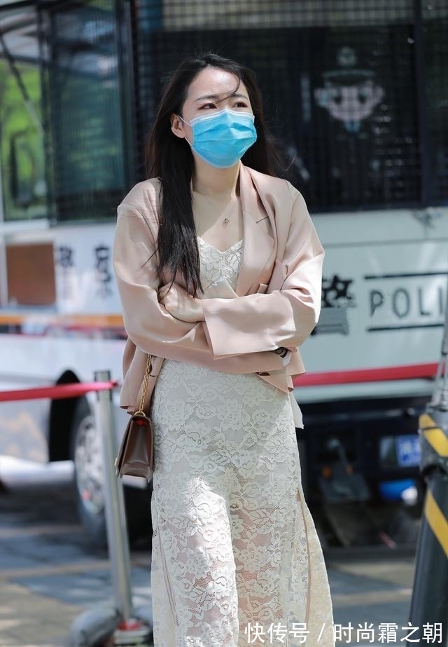 西装 西装+连衣裙,适合职业女性的气质搭配,干练利落又优雅