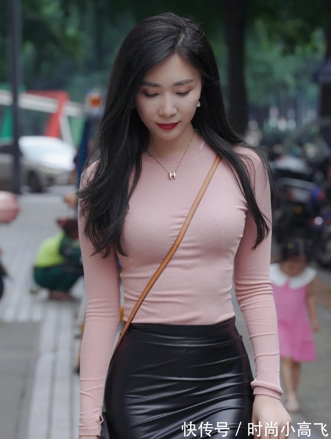 黑裙|街拍:穿黑裙的时尚女生,长发的女孩都好看