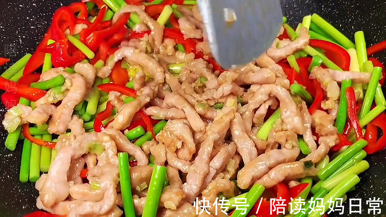 炒蒜苔时切记不要直接下锅炒,多加2步脆嫩入味营养又下饭 ,超赞