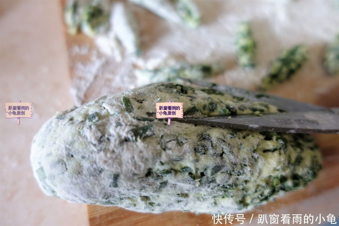 春天,韭菜还有啥新吃法?教你用1个西红柿、1把剪刀来做,老少皆宜,好吃!