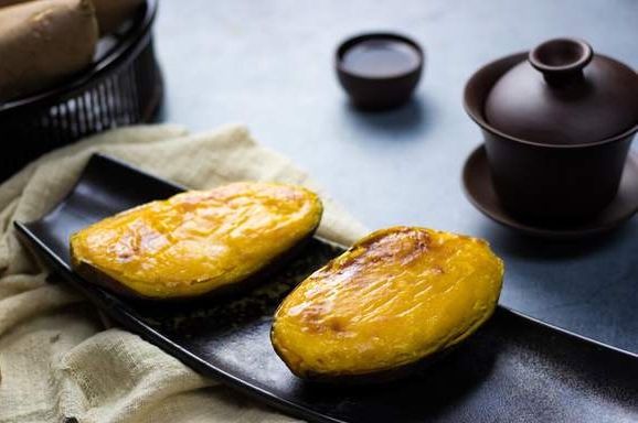 红薯这样做，奶香浓郁，又甜又糯还拉丝，比烤红薯好吃多了