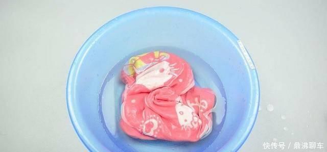 毛巾脏了，别拿肥皂洗，教你一招洗完都能洁白如新，省力又省心