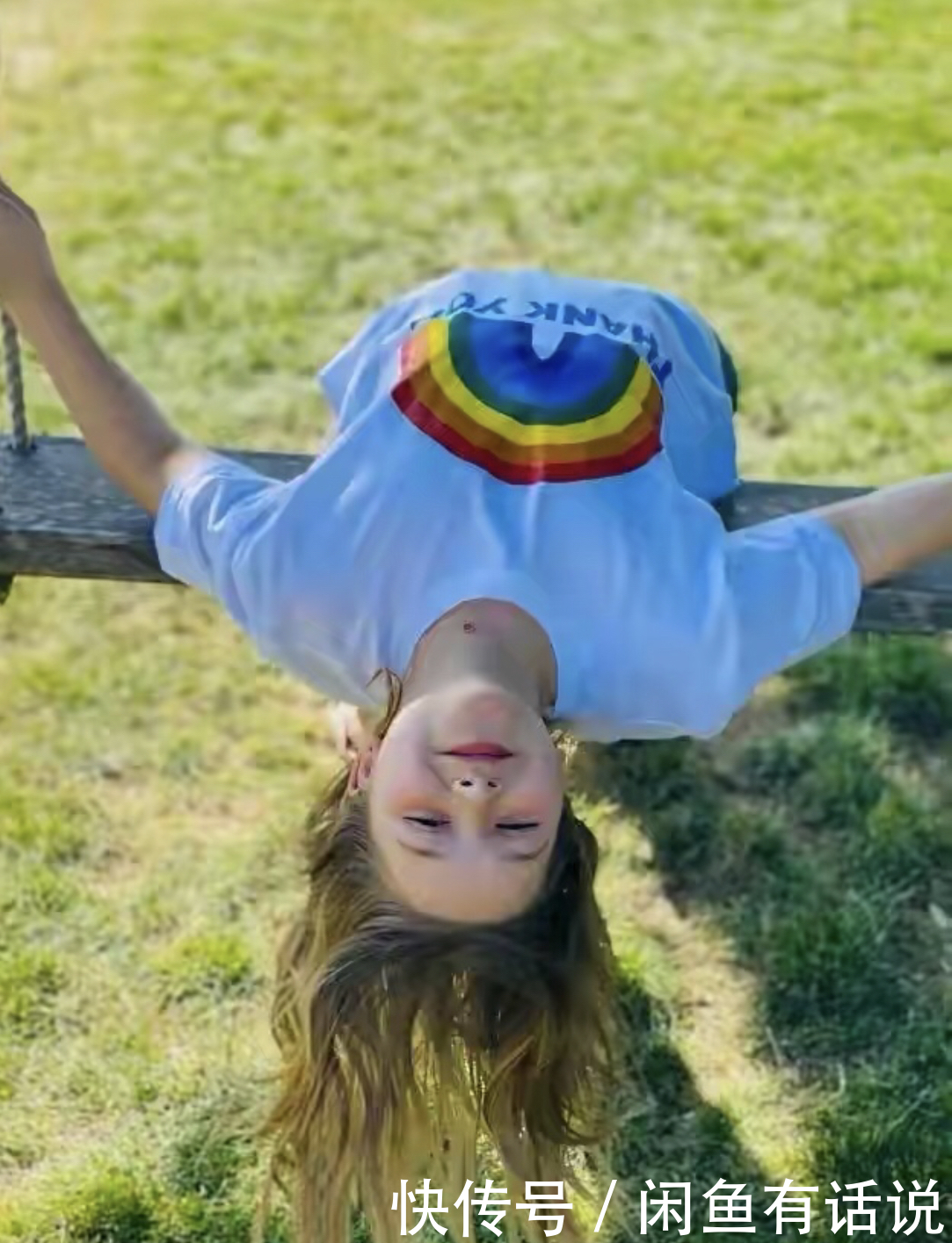 内柔|贝嫂母女现身,小七穿牛仔连体装白胖胖,被妈妈牵着走像个小憨憨