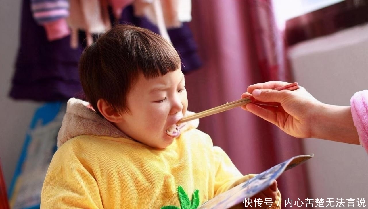 意识|孩子多大能自己吃饭？如何培养孩子自主进食和独立意识