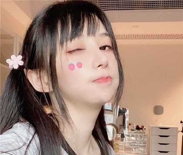 蔡萝莉|蔡萝莉只配“口罩脸”？看到她的真实素颜，粉丝：劝黑粉善良！