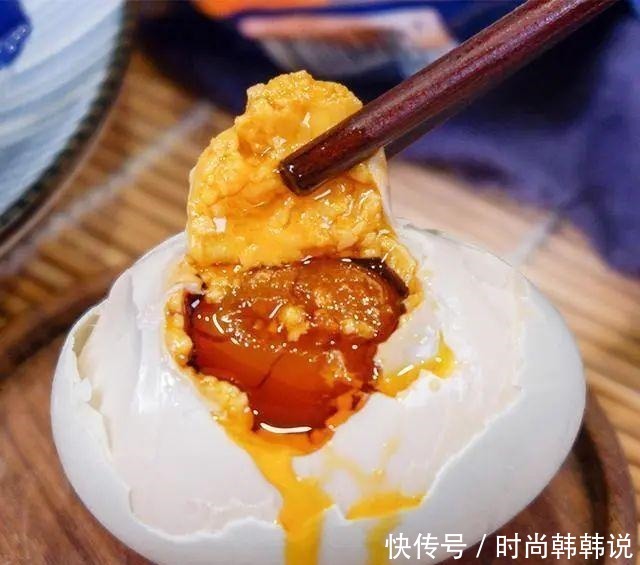 央视报道过一戳就流油的海鸭蛋,这流出来的“油”能吃吗