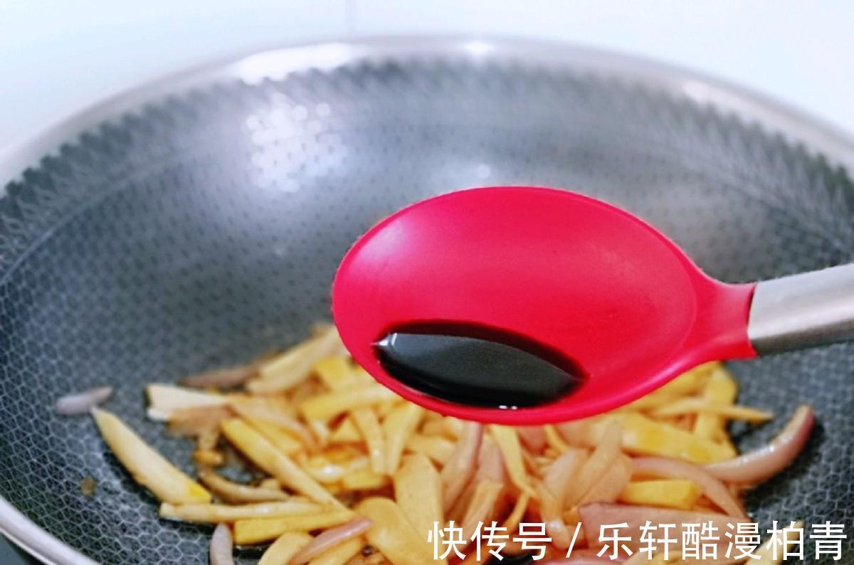 降血脂|杏鲍菇这样做，大人孩子都爱吃，加入鱿鱼一起炒，味道更加鲜美