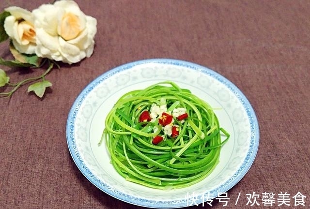 凉菜|凉菜只会拍黄瓜？教你这菜，撕成条就上桌，比黄瓜好吃，过瘾