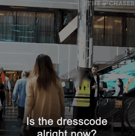 阿列克薩|為了驗(yàn)證商場(chǎng)測(cè)體溫是不是形式，油管博主把腦門捂到48度