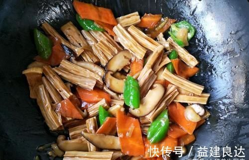 泡腐竹时,别放水里直接泡,教你饭店的做法,简单快速还劲道