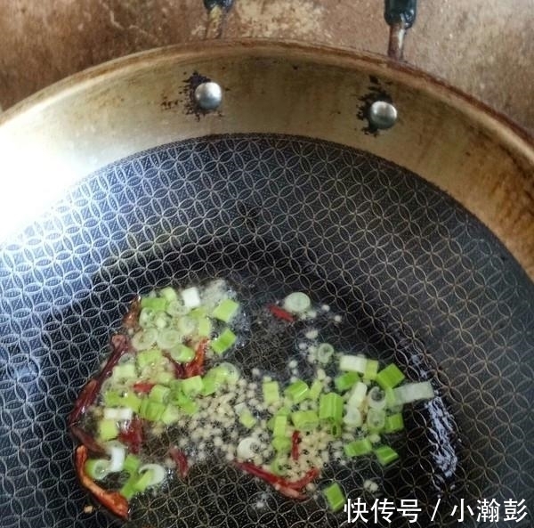 白醋|莲藕一焯水就发黑?牢记几个小技巧,莲藕白净又脆爽,特别好吃