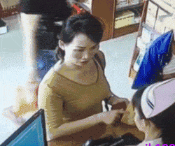 |搞笑GIF趣图哥们，最后那一蹲，配合的太好了！