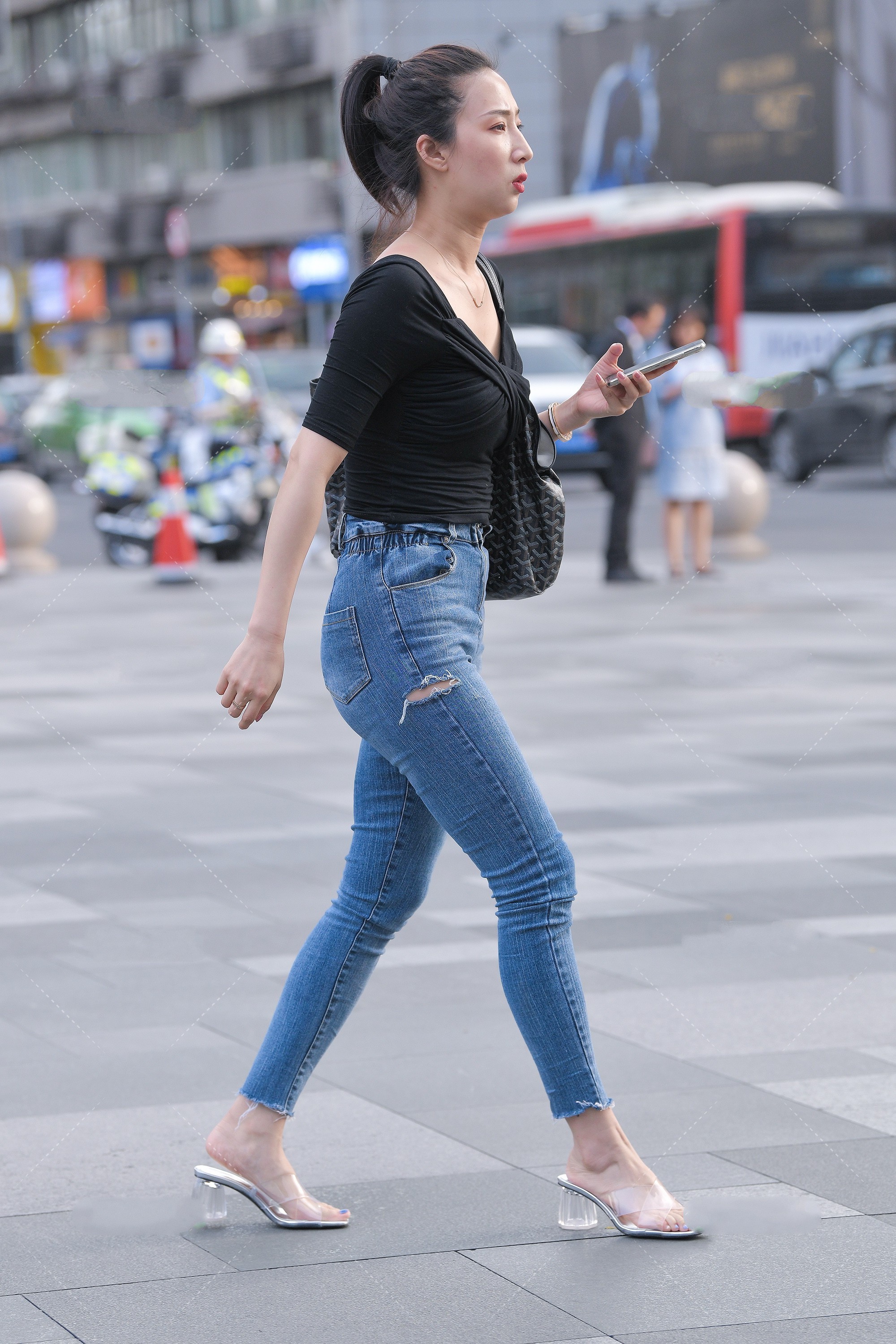 牛仔裤|美女街拍:短袖配深蓝色裤子,简单好搭配,而且还很好看