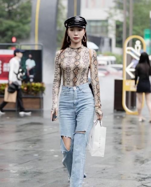 街拍小姐姐一件灰色连衣裙搭配小背心，秀出靓丽的身材