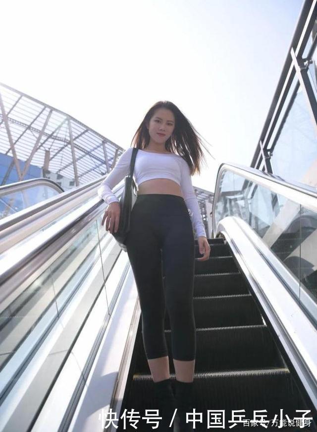 瞧,好看的人即使穿着打底裤出门,也很迷人