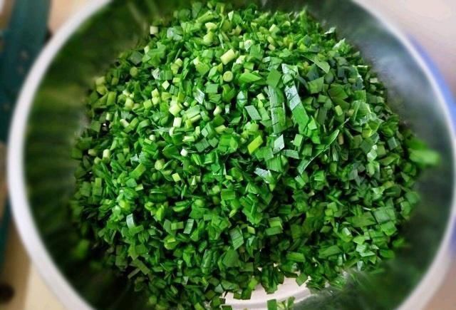 搅拌均匀|老妈教我做韭菜盒子，不发面不揉面，只需这样做，皮薄酥脆零失败