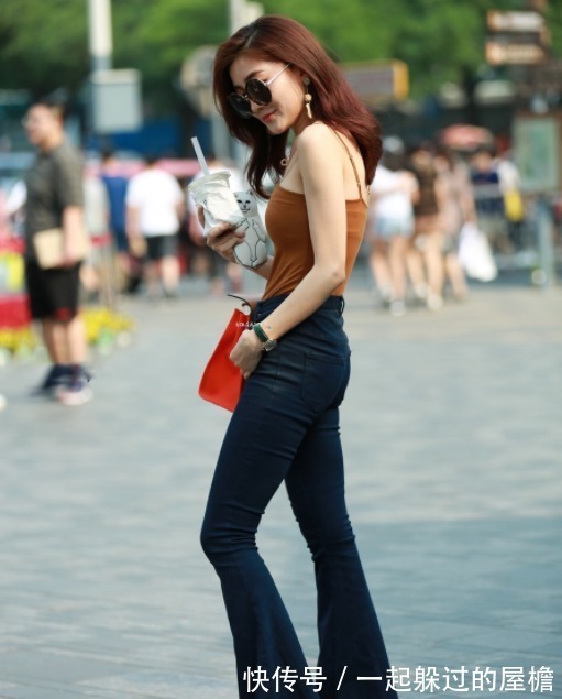 美女 喇叭裤又立功了,美女巧搭吊带,美的货真价实