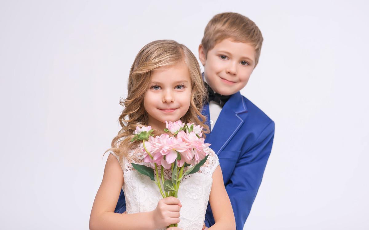 小女孩|14岁女孩的“爱情观”作文走红,连老师都点赞,网友:我不配恋爱