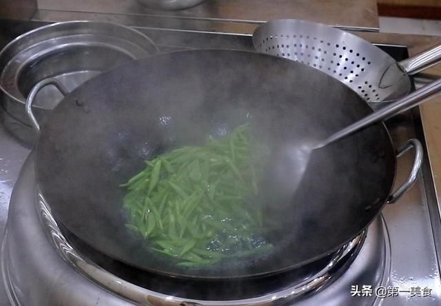 四季豆|厨师长教你饭店腊肠炒芸豆做法，满满都是小技巧，清脆可口又简单