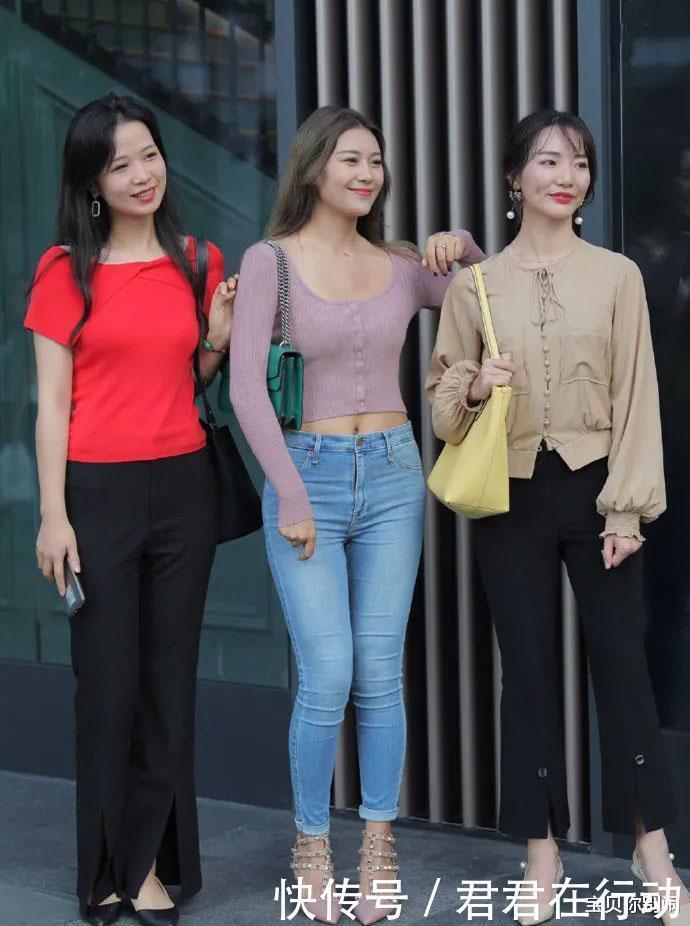 牛仔裤怎么穿搭显瘦不臃肿试试搭一件针织小开衫,时尚又显身材