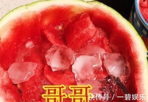 同是“吃西瓜”,男友切VS妈妈切,看到闺蜜擦下哈喇子