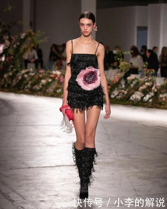 米兰时装周线下T台回归,Blumarine2021春夏系列演绎浪漫时装盛宴