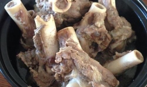 它比排骨便宜,比牛羊肉温和,一斤只需十块钱,炖上一锅真解馋