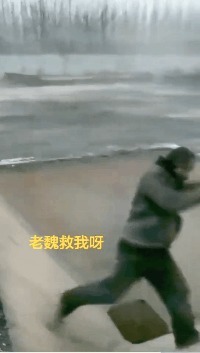 |搞笑GIF：姑娘 你这一字马厉害了 把旁边的小哥都吓跑了