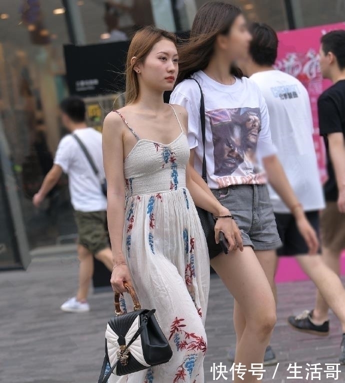 街拍:身穿吊带枫叶裙的小姐姐,魅力十足的女神范儿!