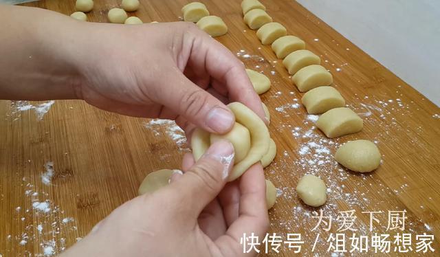 保鲜膜|中秋节别买月饼了，擀杖擀一擀，外皮香酥又掉渣，没烤箱也能成功