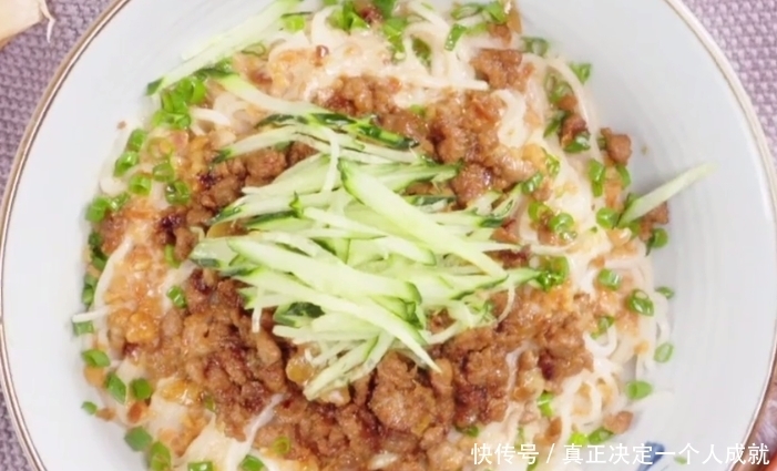 分享一款好吃的凉拌面,搭配两种美味酱料,鲜香解馋,家人都爱吃