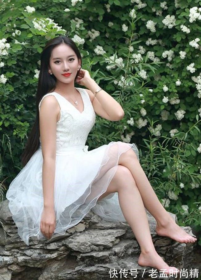 美女 街拍美女:仙气飘飘的白色连衣裙,上身宛如仙女一般美丽