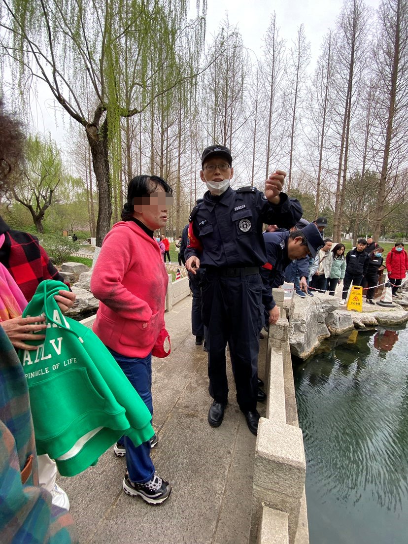 情报站|暖！济南五龙潭一游客不慎落水，市民保安协力救援上岸