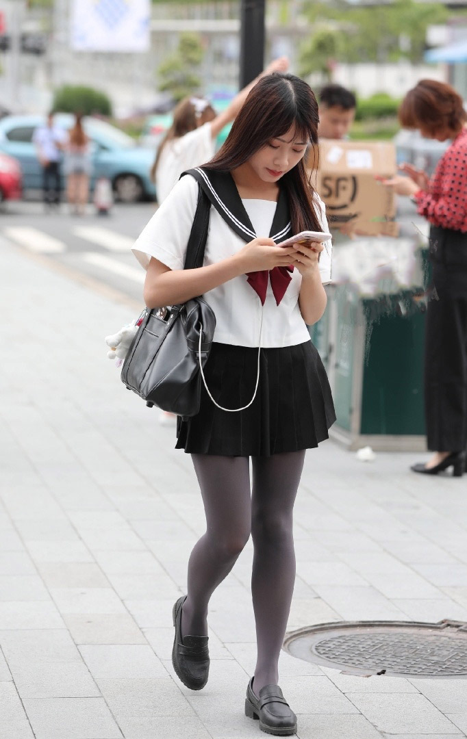 脚脖子|别人袜子穿到“脚脖”,她直接当打底裤,是去上班还是上学